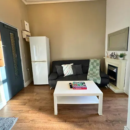 Cosy 2 Bed Apt For Families With Free Parking Liverpool Exterior photo