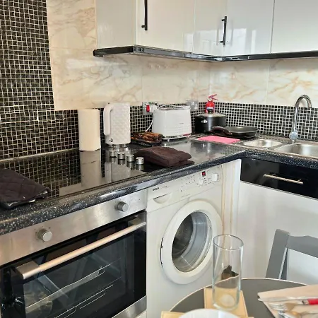 Cosy 2 Bed Apt For Families With Free Parking Liverpool Exterior photo