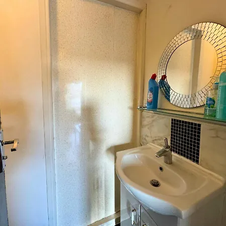 Cosy 2 Bed Apt For Families With Free Parking Liverpool Exterior photo