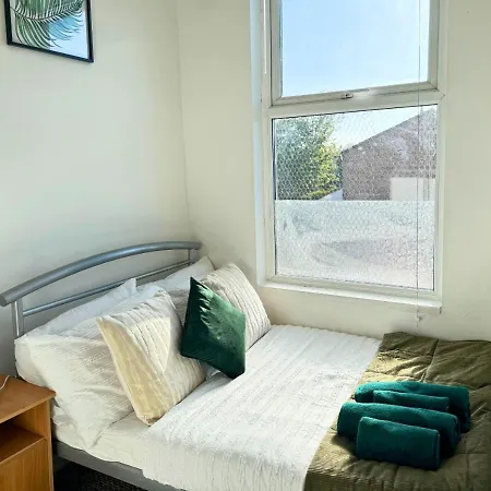 Cosy 2 Bed Apt For Families With Free Parking Liverpool Exterior photo