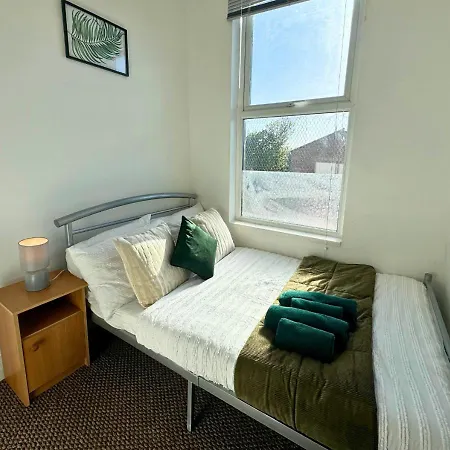 Cosy 2 Bed Apt For Families With Free Parking Liverpool Exterior photo