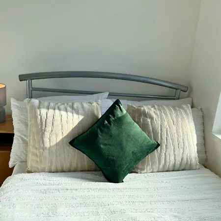 Cosy 2 Bed Apt For Families With Free Parking Liverpool Exterior photo