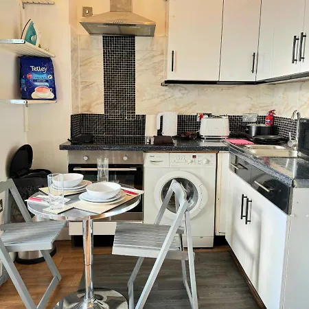Cosy 2 Bed Apt For Families With Free Parking Liverpool Exterior photo