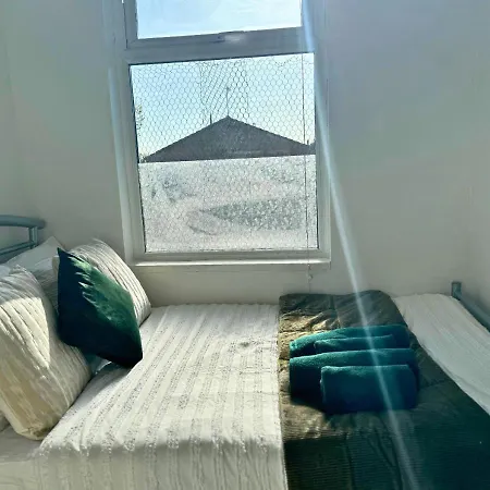 Cosy 2 Bed Apt For Families With Free Parking Liverpool Exterior photo